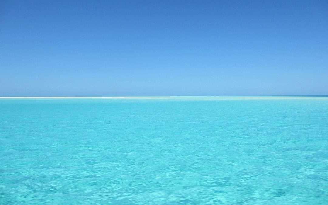 crystal clear turquoise ocean horizon